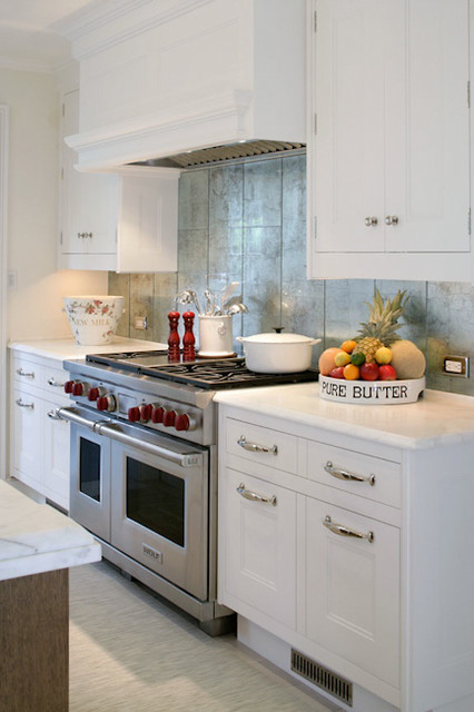 Фотография кухонной комнаты белого цвета