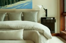 Современный дизайн спальни серого цвета