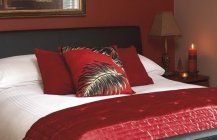 Современный дизайн спальной в красном цвете